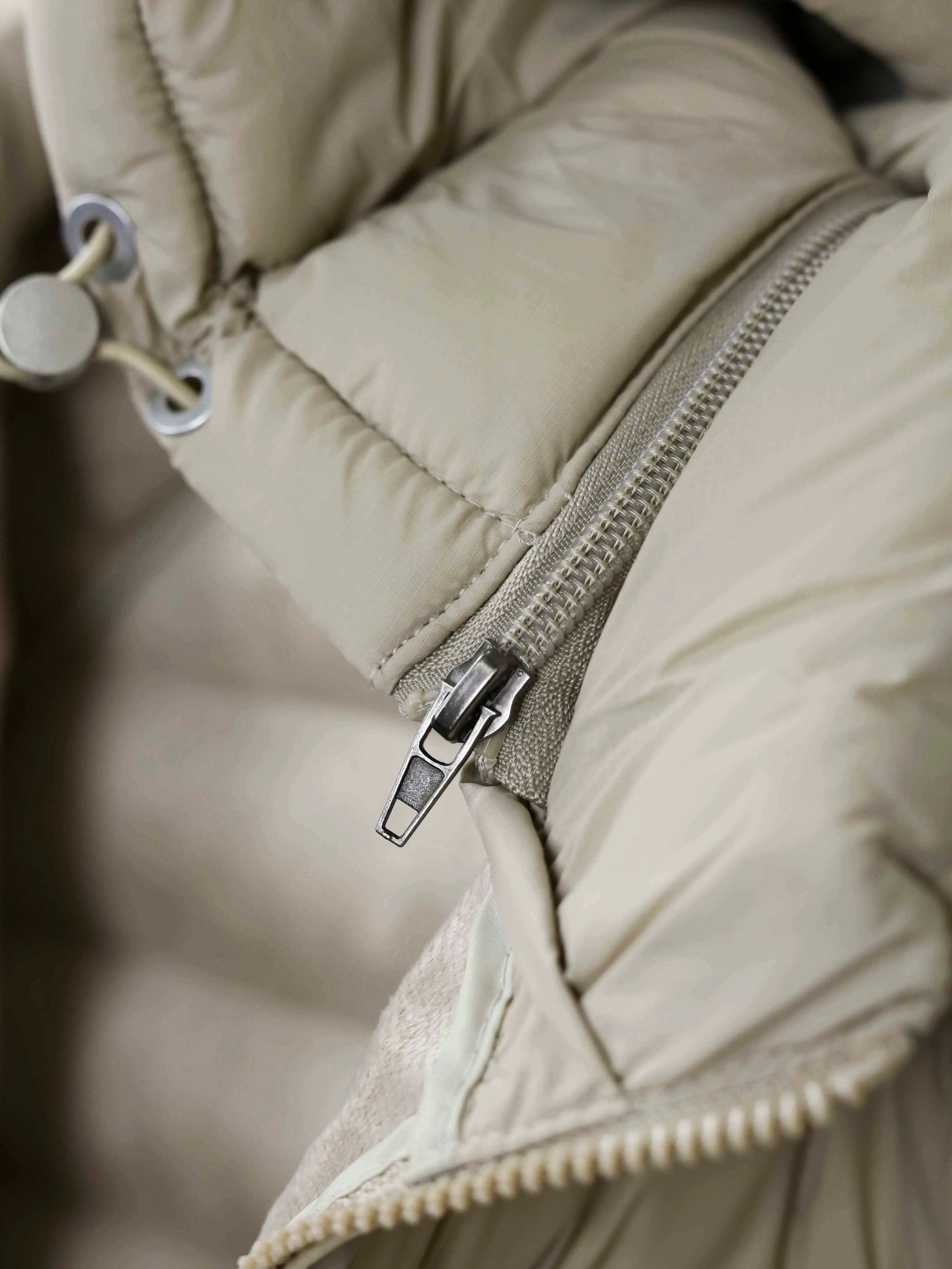 P380 Stone lsland/Stone Island temperature-locking outdoor hooded rib cotton jacket, outdoor king lightweight windproof and warm hooded cotton jacket, an order from the OEM, the quality is too good.  This cotton-padded jacket is made to be lightweight on the upper body, but also warmer than a down jacket. The requirements for fabric and filling are very high! This is also the most powerful thing about outdoor products, and the most rare thing is its portability, which is very light and comfortable. Everyone, don’t miss this cotton jacket. It is C cotton that is warmer than down.  The outdoor series of lightweight cotton jackets are filled with military-grade P cotton. They are fluffy, lightweight and definitely more insulating than ordinary down jackets!  The workmanship and materials used are by no means comparable to ordinary cotton clothing. The fabric is windproof and breathable. The upper body is as if it is tailor-made. It is quite precise. The custom zipper is very smooth. It is definitely the ceiling in cotton clothing. It is classic and versatile, has excellent wear resistance and is durable.  C cotton filling is the filling used for birds. It is in sync with the brand. It is light and warm. It can still keep warm even in a humid environment. This is a kind of warmth that down can not achieve. It is very easy to match!  The brim and cuffs are elastically gathered and tightly wound! The accessories on the hem are made of fasteners supplied by customers from the island country, which can still be used at -20℃! In terms of fit, the excellent ergonomic tailoring design fits the body proportions, making it stylish and comfortable! Such a cotton coat is really rare. Color: Black Dark Gray Khaki Size: L 134 68.5 62.5 80 138 70 64 Manual measurement. There may be slight errors. The actual body shall prevail.
